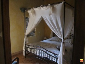 1.gite de_vales._chambre.table.hotes.cevennes