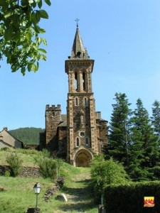 Vue de l'entrée de la Collégiale Urbain V