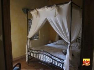 1.gite de_vales._chambre.table.hotes.cevennes